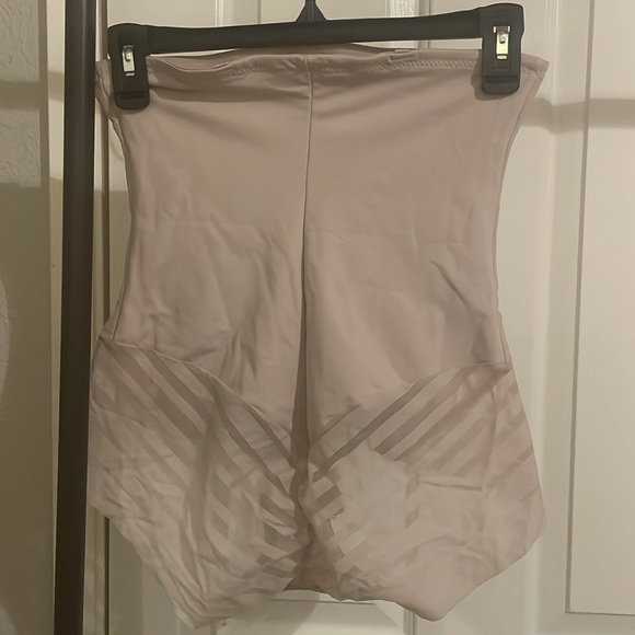 NWT Victoria Secret High-Waisted Sculpting Panty - Picture 2 of 3